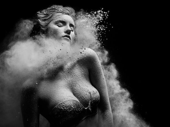 As lindas bailarinas dançando e explodindo na fotografia de Alexander Yakovlev Alexander Yakovlev fotografia mulheres dançarinas bailarinas explodindo mirages beleza arte preto e branco