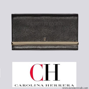 Queen-Letizia-carried-Carolina-Herrera-black-Clutch.jpg