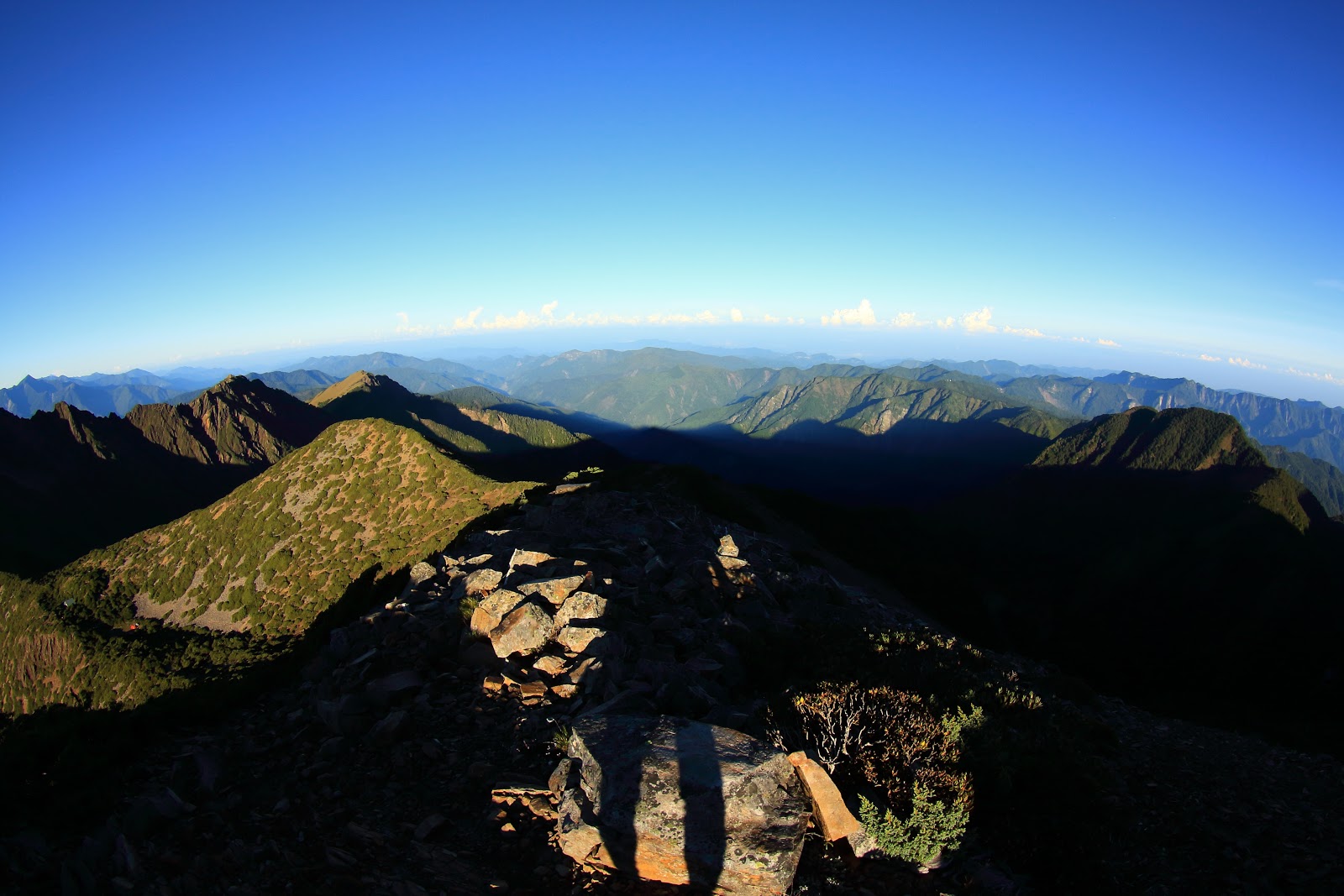 玉山南稜線通往玉山主峰的半路上必經的峭壁地形
