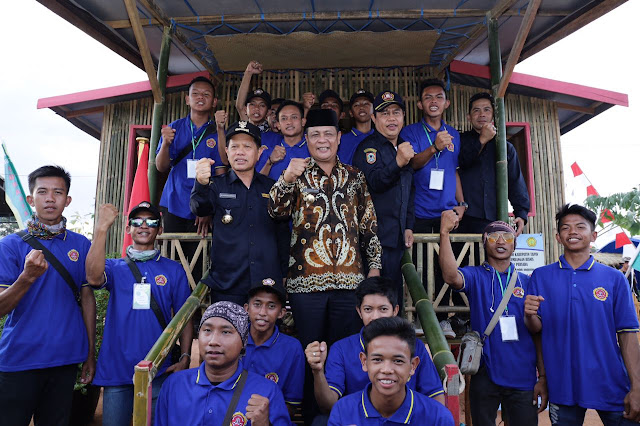 KEMAH BAKTI- Gubernur Kalsel H Sahbirin Noor dan Bupati Tapin H Arifin Arpan bersama Pengurus Karang Taruna se Kalsel, saat membuka Kemah Karya Bakti Wisata Karang Taruna KEMAH BAKTI- Gubernur Kalsel H Sahbirin Noor dan Bupati Tapin H Arifin Arpan bersama Pengurus Karang Taruna se Kalsel, saat membuka Kemah Karya Bakti Wisata Karang Taruna