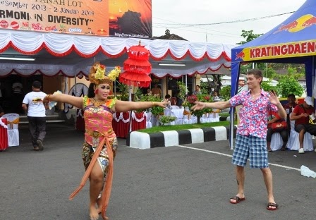 Tahun Baru di Tanah Lot, Turis Digoyang Tarian Bali
