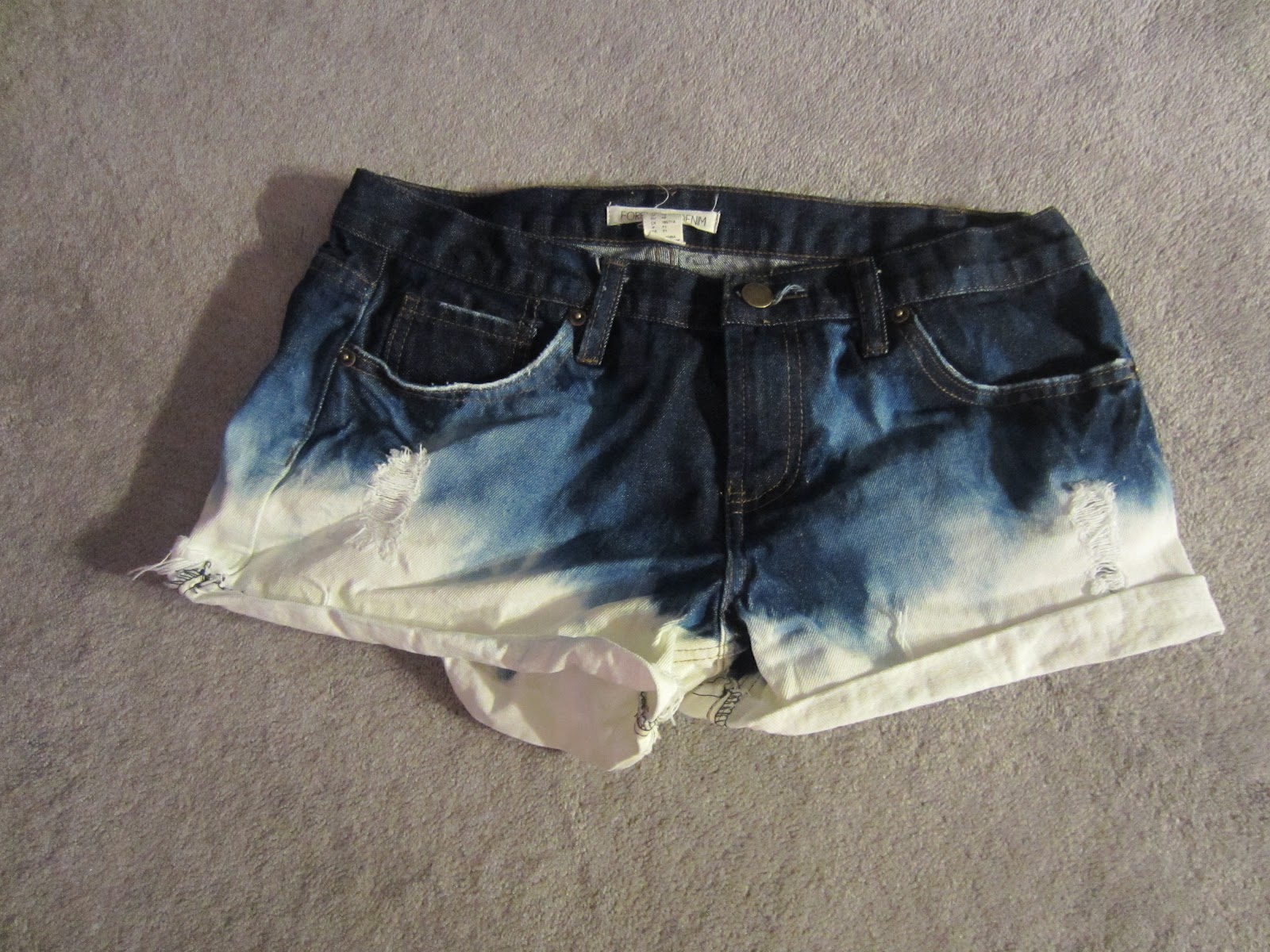 Moxie Fox: Ombre Bleach Shorts DIY