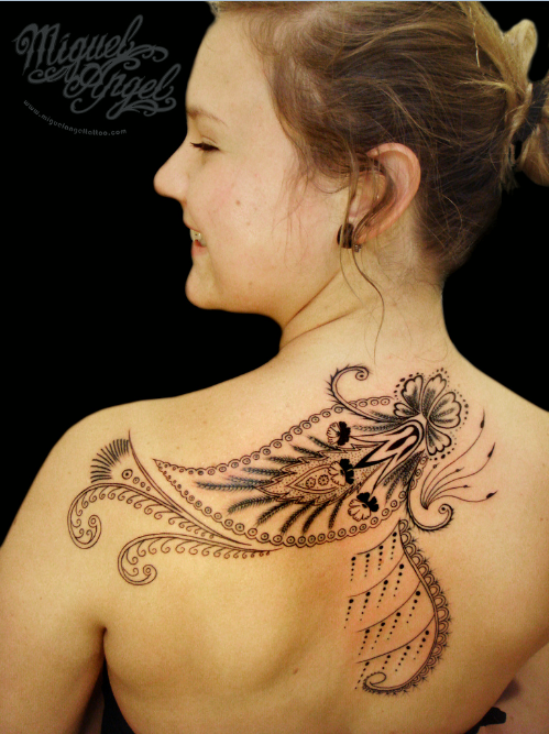 Tribal femeie tatuat pe omoplat