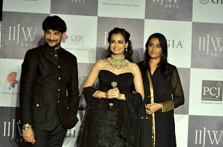Dia Mirza walks the ramp for Golecha's Jewels at IIJW 2012 Day