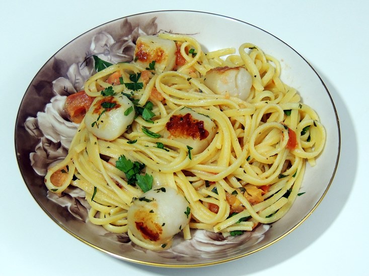 Pan Seared Scallops with Linguine and Tomato Cream Sauce for 