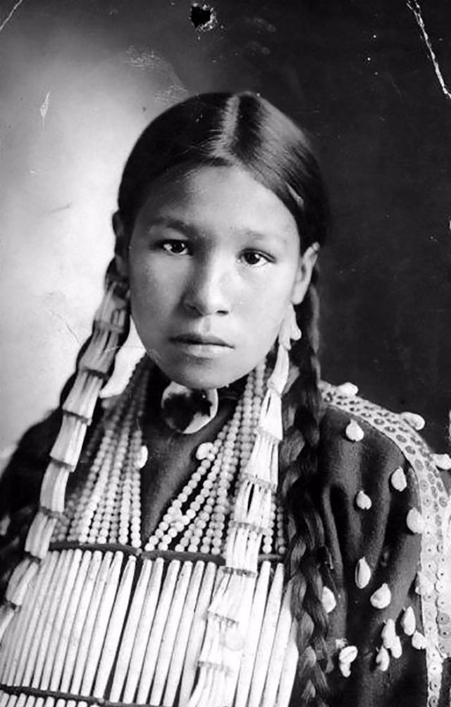 Beautiful Photos Of Native American Teen Girls From Between The Late 19th To Early 20th