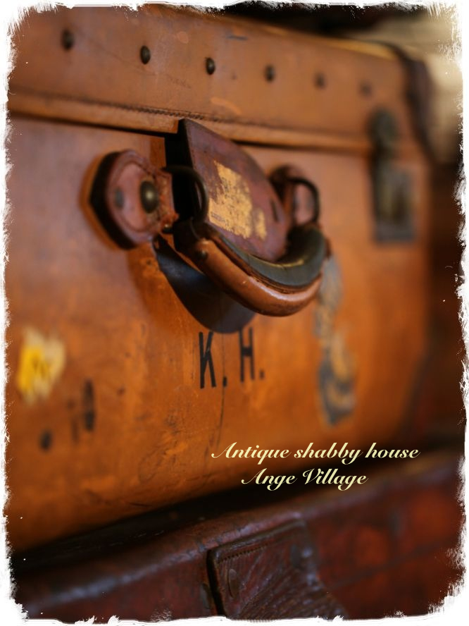 アンティークシャビーな手作りガーデンハウス Antique shabby house Ange Village: 愛しきアンティークトランク
