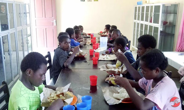  パプアの孤児院の子供たちが再び食べています-asiaji