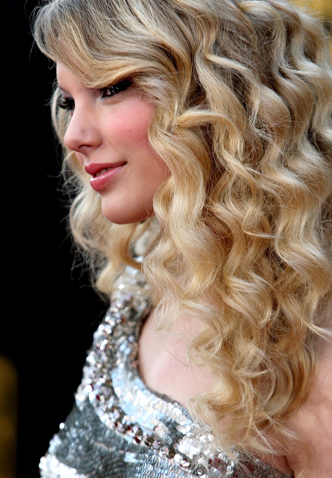 Celebrity Taylor Swift Soft Curly Hairstyle Wallpapers Curly Hairstyles