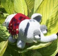 http://translate.google.es/translate?hl=es&sl=en&tl=es&u=http%3A%2F%2Frobotrish.com%2F2010%2F06%2F15%2Ffree-amigurumi-elephant-pattern%2F