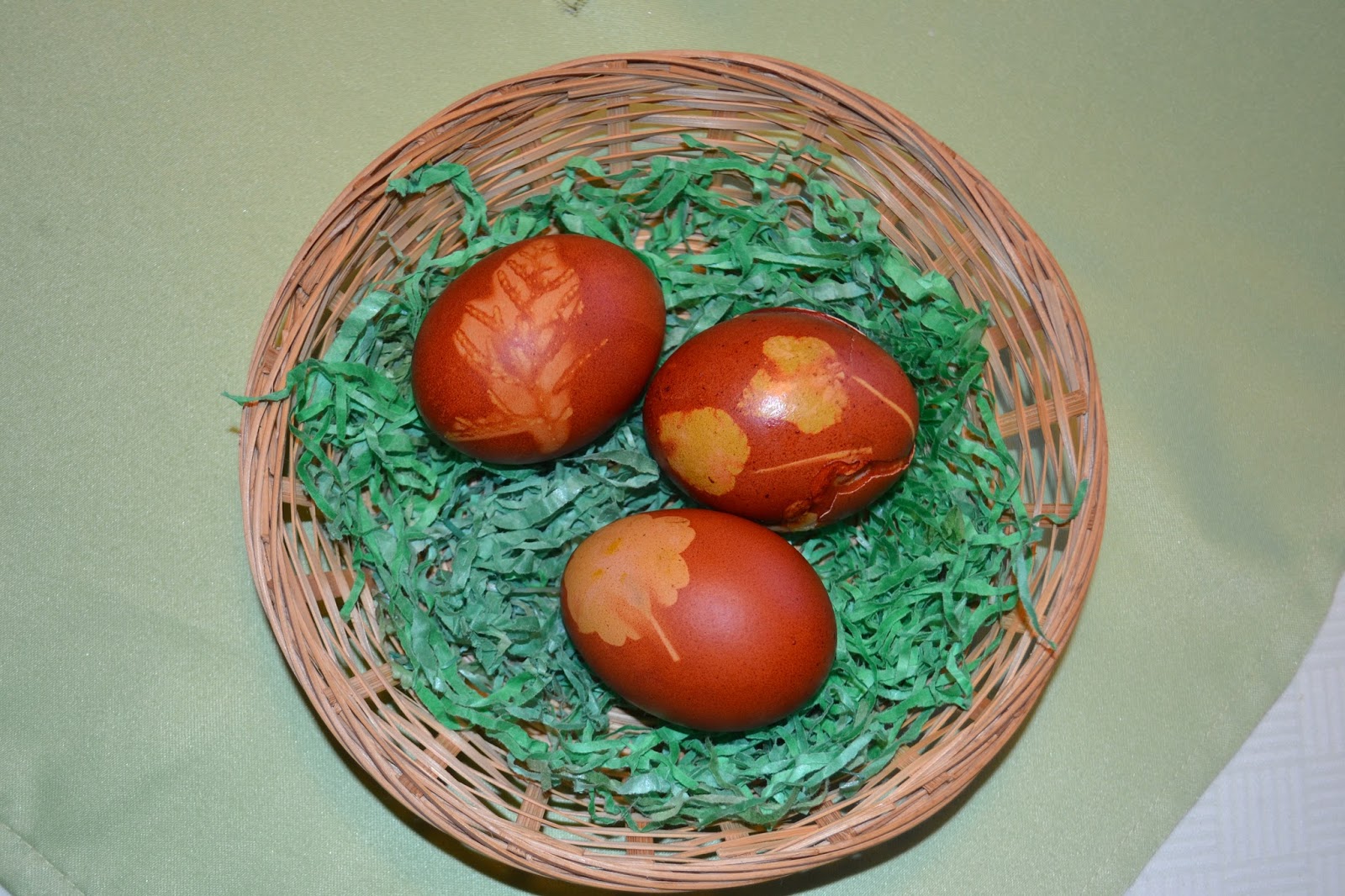 Krumme Naht: Ostereier färben - ganz natürlich mit Zwiebelschalen