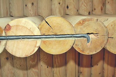 внутренняя электропроводка в деревянном доме в штробе металлорукав
