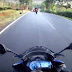 Motociclista joga-se ao solo para evitar acidente fatal com carro que fazia ultrapassagem