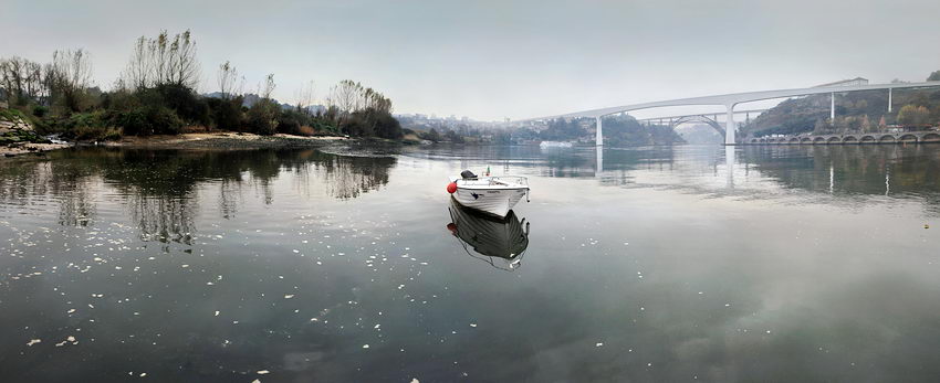Panorama - Douro Foto panorama revelando um barco fundeado no Rio Douro em primeiro plano e três pontes ao fundo.