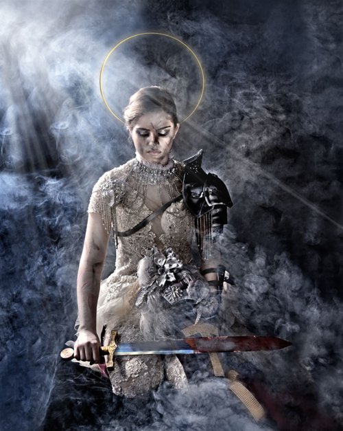 As fotografias surreais e fashion com rainhas históricas de Lorena Cordero - Joana d'Arc (Isabella Cordero) Lorena Cordero fotografia surreal arte fashion mulheres modelos rainhas imperatrizes história Joana d'Arc (Isabella Cordero)