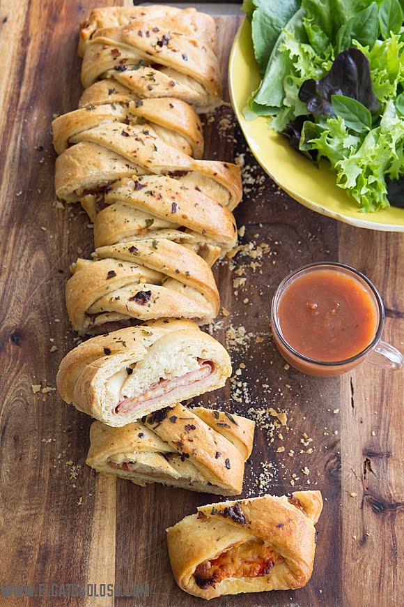 Stromboli trenzado con mortadela, queso y pimientos rojos. vía www.elgatogoloso.com
