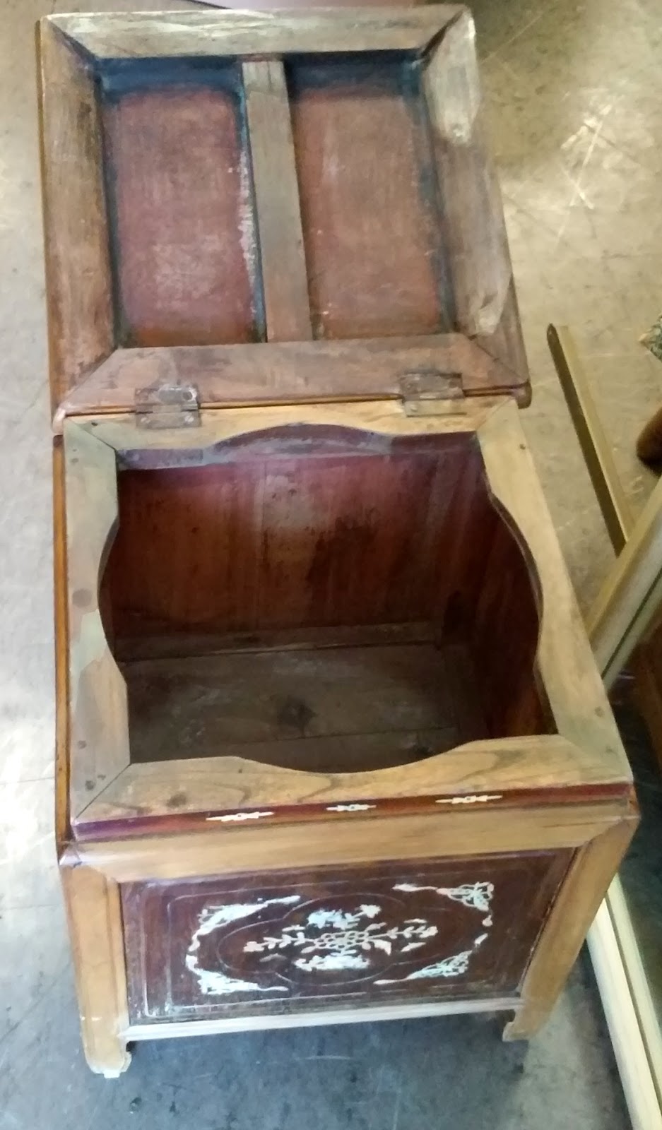 UHURU FURNITURE & COLLECTIBLES SOLD **REDUCED** Rustic Chow Style