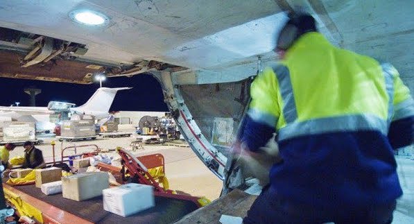 American Airlines decolla con il facchino addormentato nella stiva. American Airlines decolla con il facchino addormentato nella stiva.