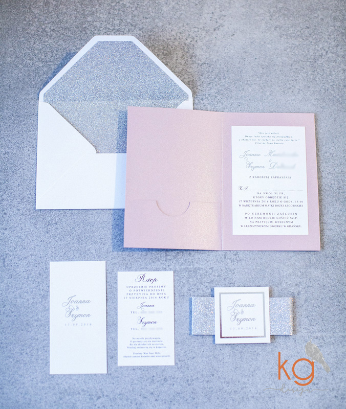 srebrne, posrebrzane, brokat, brudny róż, zaproszenie w folderze, koperta z wyklejką, opaska do zaproszenia, monogram, silver foil, glitter, oryginalne, nietypowe zaproszenia slubne, blyszczace, srebrzone, zlocone, opaska brokatowa z monogramem, szary, bialy, srebrny, brudny roz, rsvp, dodatkowa wkladka, blyszczace zaproszenia slubne, metaliczne, zaproszenie skladane w folderze, zaproszenie z kieszonka, poligrafia slubna, sezon 2018, papeteria slubna, kg design poligrafia