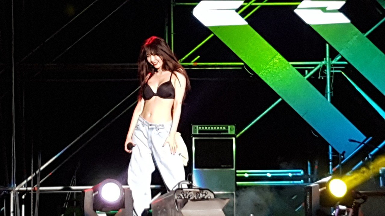 [연예] [사진]         과감한 패왕 현아 클라스 -  와이드섬