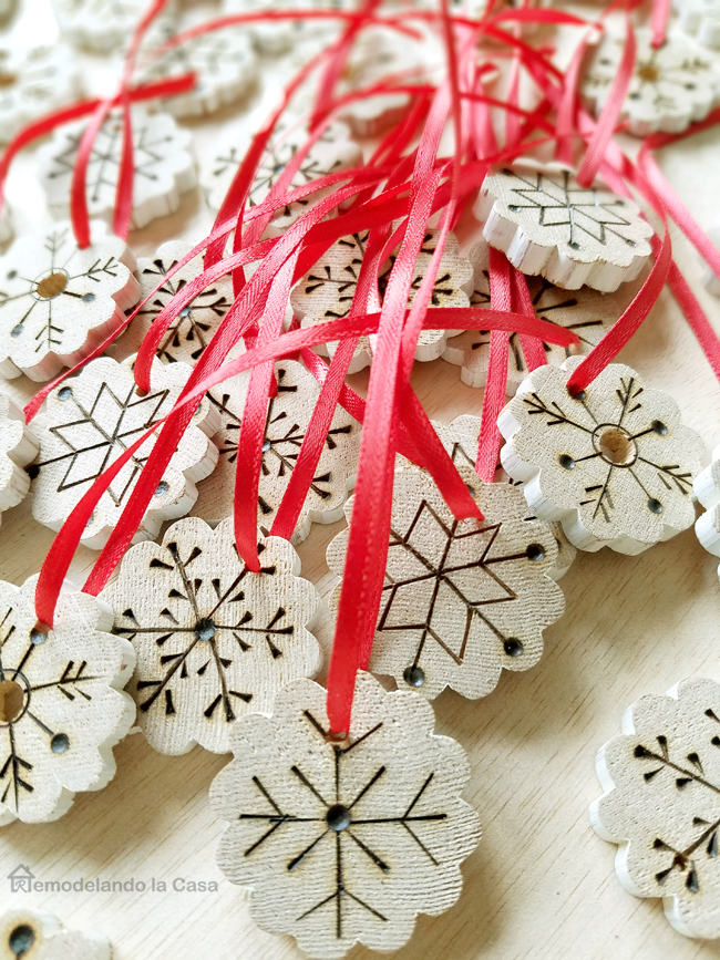 DIY Snowflake Christmas Ornament Remodelando la Casa