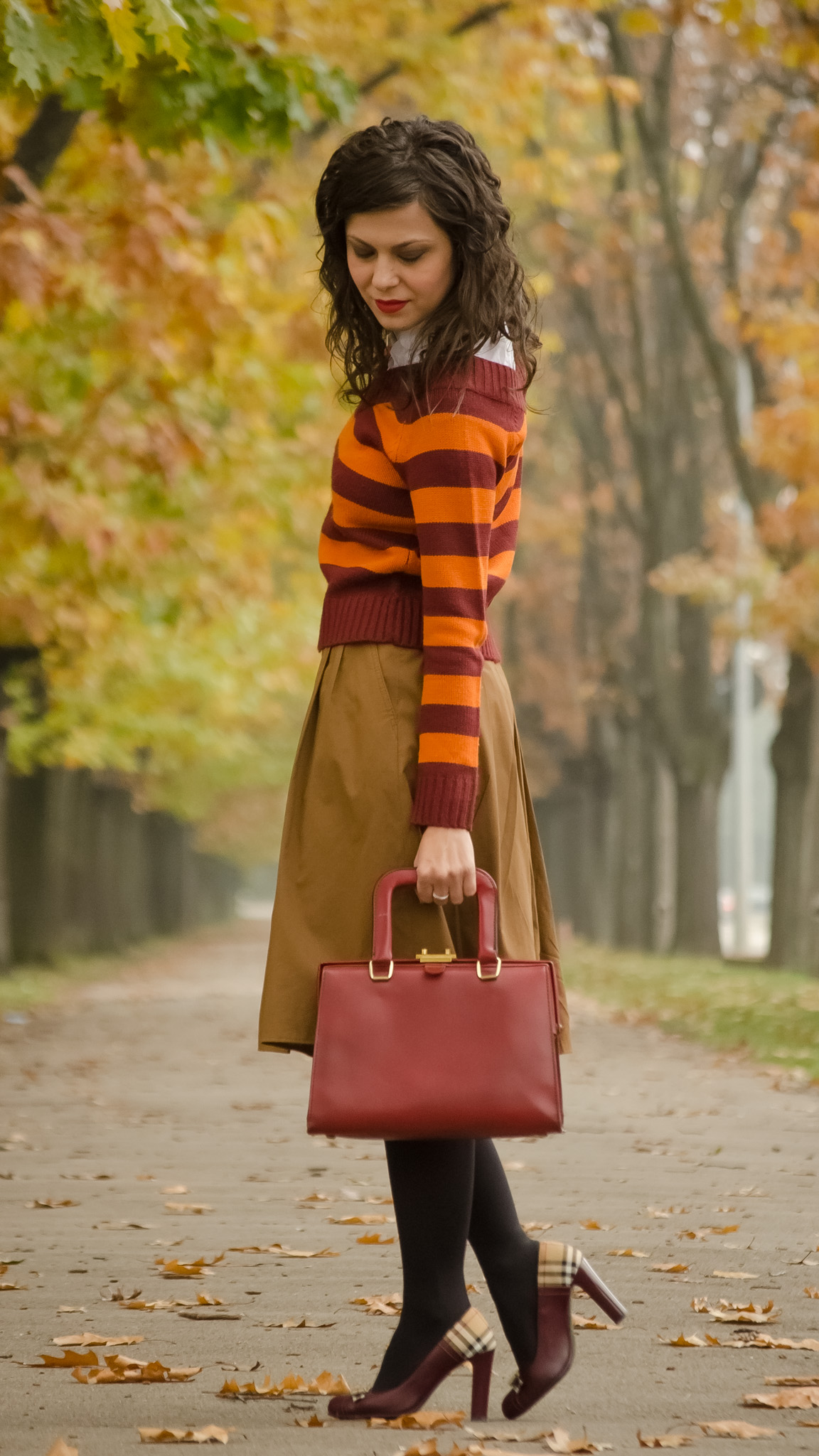 harry potter fall outfit brown skirt burgundy orange sweater shoes heels bag autumn scenery fallen leaves