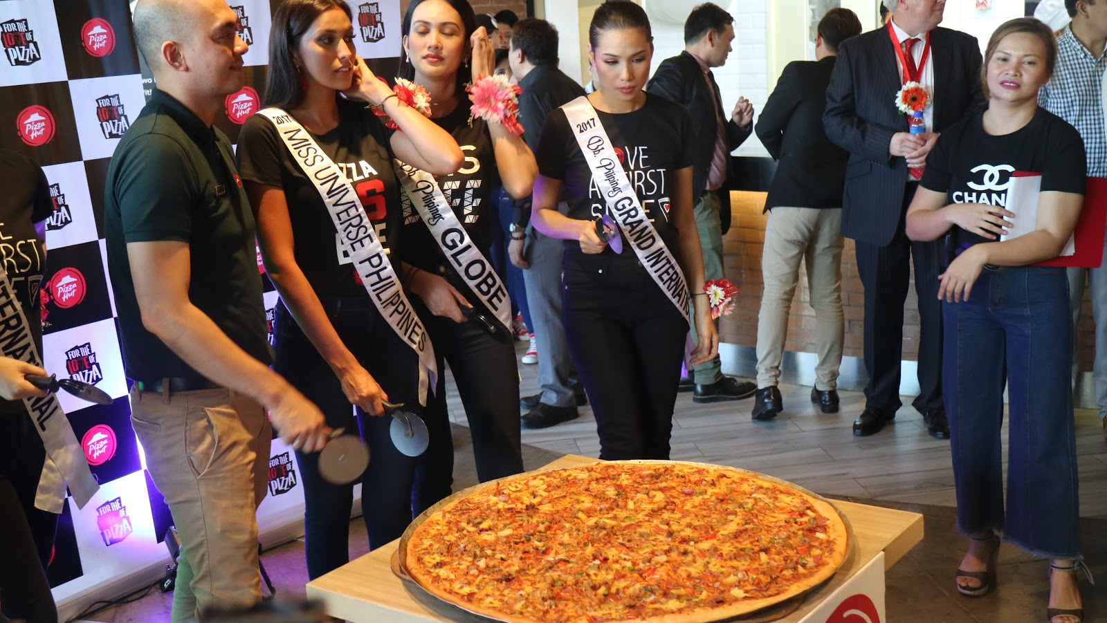 GASTRONOMY by Joy Meet The Newest Pizza Hut Look at It's MOA Flagship