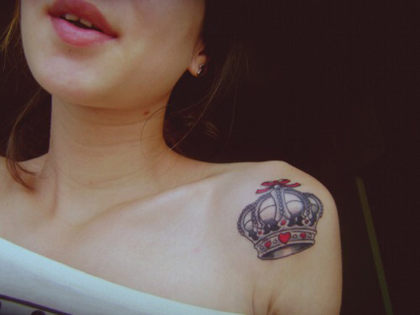 chica con tatuaje de corona pequeña