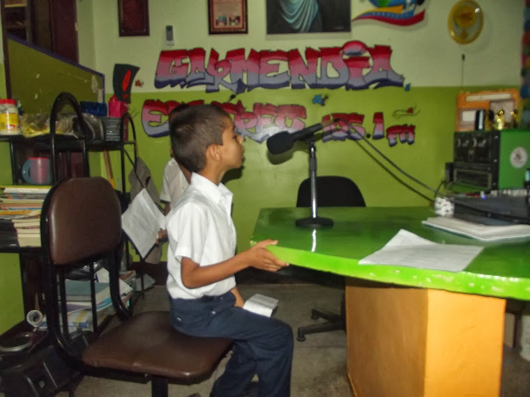 ESTUDIANTES DE 1º GRADO GRABANDO SU PROGRAMA