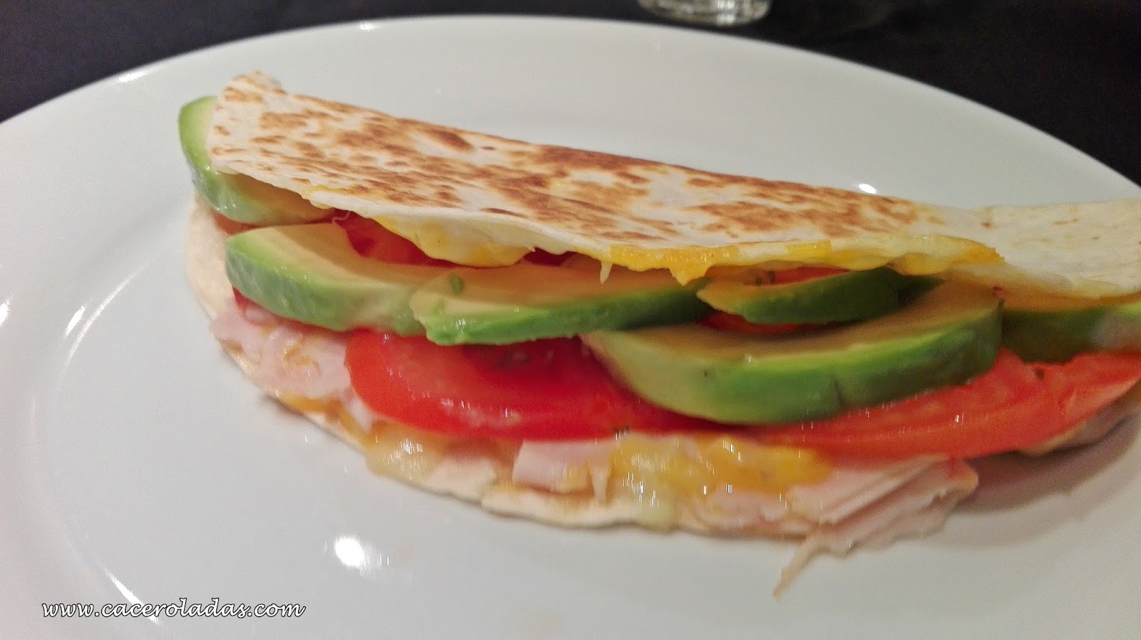 Quesadilla de aguacate y pollo con queso Caceroladas