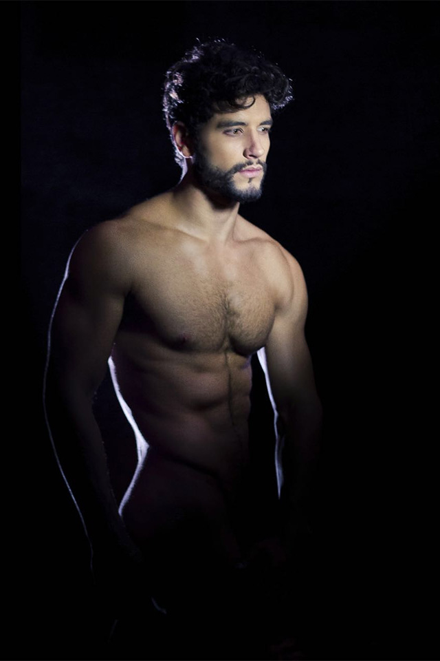 Modelo Thiago Sá posa sem roupa para ensaio sensual. Foto: Ronney Ferreira / Juliano Mendes Assessoria