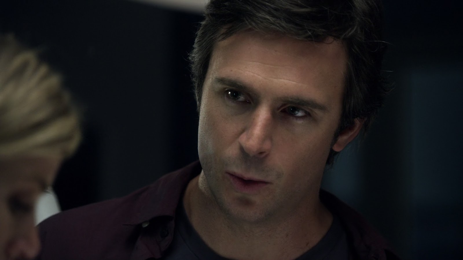 ausCAPS: Jack Davenport shirtless in FlashForward 1-02 "White To Play"