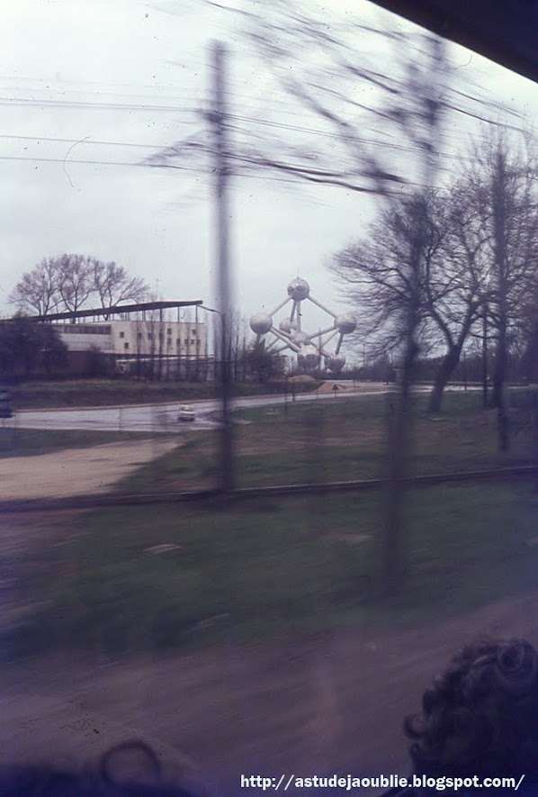 Bruxelles - l'Atomium - 1958  construit à l'occasion de l'Exposition universelle de 1958.  Sa conception revient à l’Ingénieur André Waterkeyn. Les sphères furent quant à elles aménagées par les architectes André et Jean Polak.