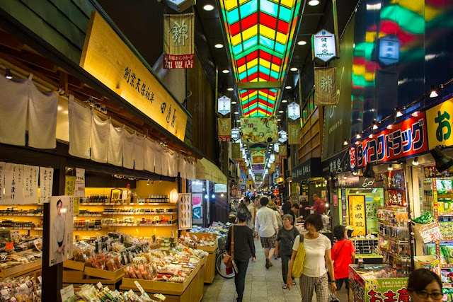 Backpacker ke Nishiki Market di Jepang Backpacker ke Nishiki Market di Jepang