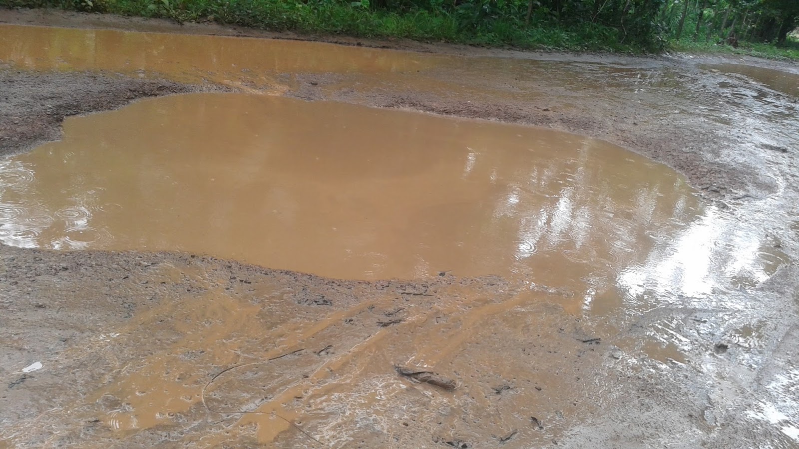 Resultado de imagem para lama e buracos na estrada vicinal