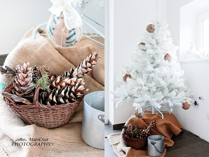 Paniere di pigne e albero di Natale bianco
