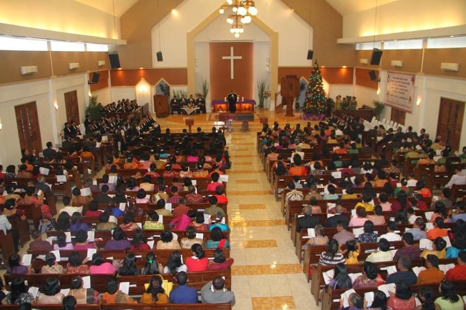 Gambar Orang Berdoa Di Gereja