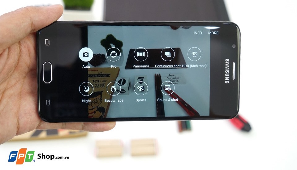 tenovinet  Chia sẻ bộ anh nền xuyên thấu khoe linh kiện bên trong của  Galaxy Note 10 và một số dòng máy khác