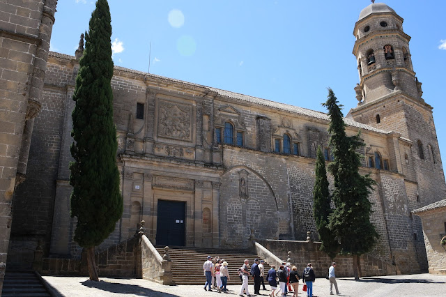 Fachada lateral de la Catedral de Baeza con su campanario.