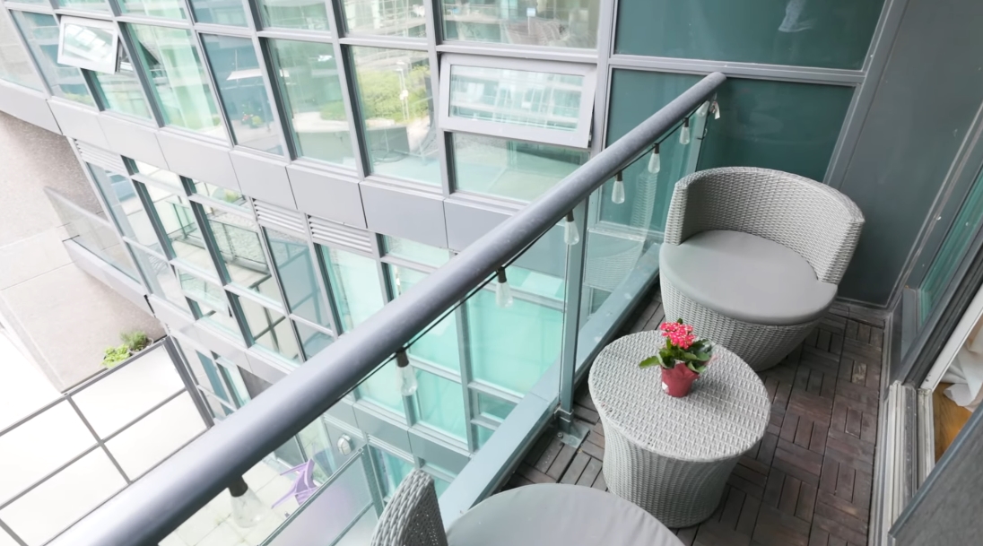 11 Interior Design Photos vs. 219 Fort York Blvd #521, Toronto Condo Tour