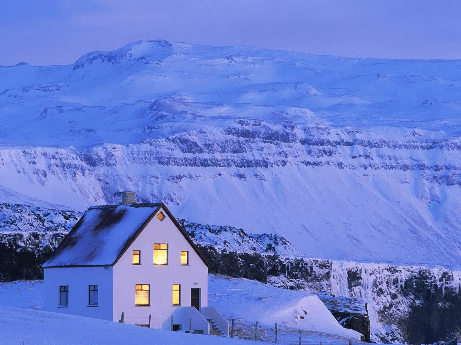 Travel in Iceland between Volcanoes, Glaciers and Northern Lights