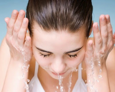 1. Basuhlah Wajah Anda Dengan Air Hangat. Air hangat akan membuka pori-pori yang terdapat pada wajah. Saat pori-pori wajah membesar, maka kotoran pada wajah lebih mudah terangkat. Air hangat dapat merilekkan otot-otot pada wajah. Air hangat dapat memberikan efek relaksasi. 