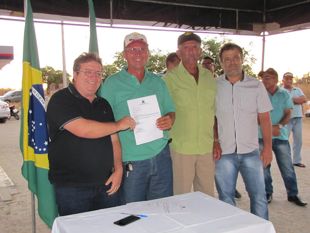 Prefeito de Riacho dos Cavalos, assina ordem de serviços para inicio do Calçamento que irá interligar a zona urbana com a zona rural