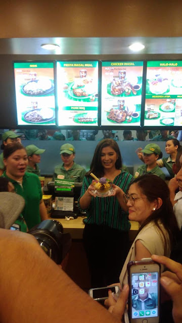 These Moments That Angel Locsin Shared With Her Fans, Showed How Accommodating And Nice She Really Is! These Moments That Angel Locsin Shared With Her Fans, Showed How Accommodating And Nice She Really Is!