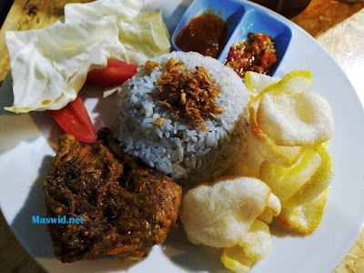 Ayam Tulang Lunak Om John yang tulangnya juga Enak banget di Kalimulya Depok Ayam Tulang Lunak Om John yang tulangnya juga Enak banget di Kalimulya Depok