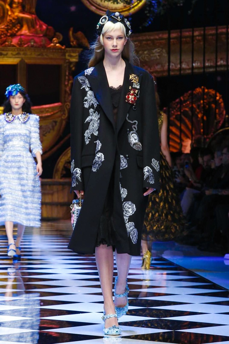 Dolce & Gabbana Fall/Winter 2016 RTW MFW dolce-gabbana-fall-winter-2016-2017-collection-milan-fashion-week, dolce-gabbana-fall-winter-2016-2017, dolce-gabbana-fall-winter-2016, dolce-gabbana-fall-winter-2017, dolce-gabbana-fall-2016, dolce-gabbana-fall-2017, du-dessin-aux-podiums, dudessinauxpodiums