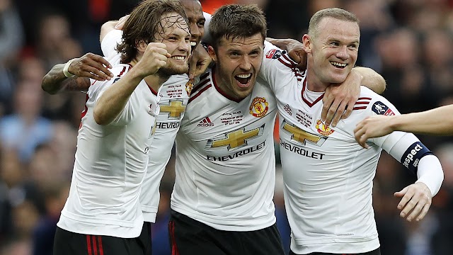 Ten-man United win FA Cup  