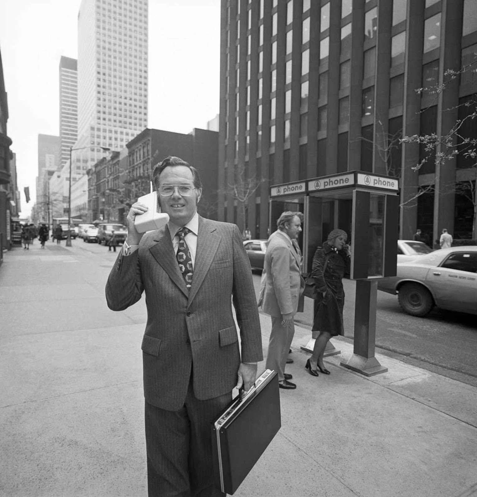 John Mitchell telefonjával New York utcáin.  Segített kidolgozni az első mobiltelefon tervezését.  1973-tól.