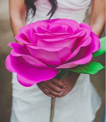 DIY rosa gigante de papel crepom para casamento — Solteiras Noivas Casadas