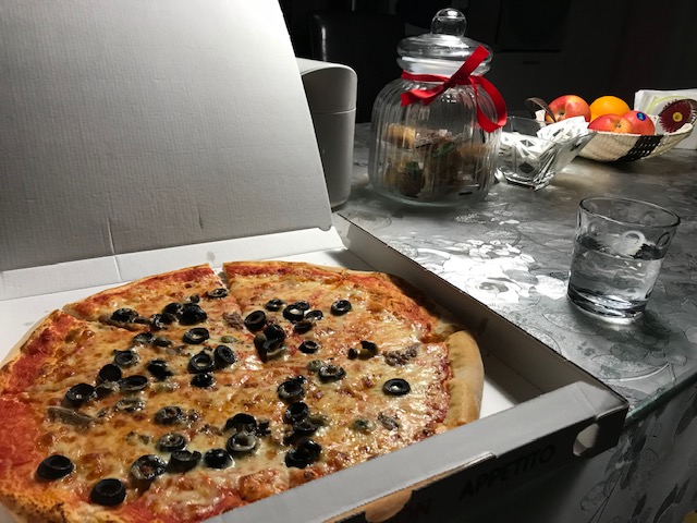 ひとり旅、宿で食べるにはいいけど多い、大きなピザ